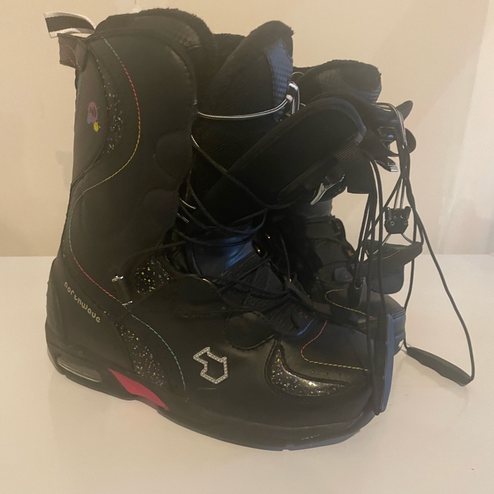 Ladies Northwave Snowboarding boots.